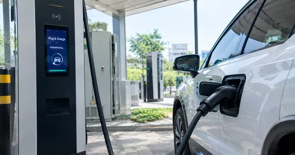 Công nghệ Plug and Charge giúp trải nghiệm sạc xe điện thay đổi ra sao?